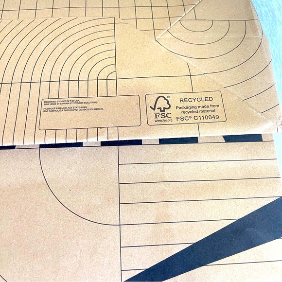 Nike paper gift/ shopping bag. - Picture 6 of 6